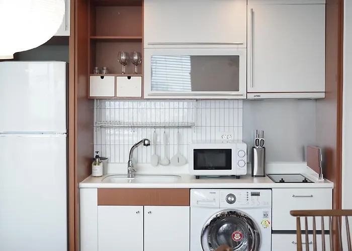 Choco Chacha - 1 Min Walk To Hongdae Station - Free Luggage Storage *